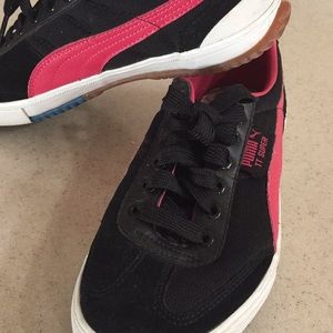Pumas black and red walking sneaker